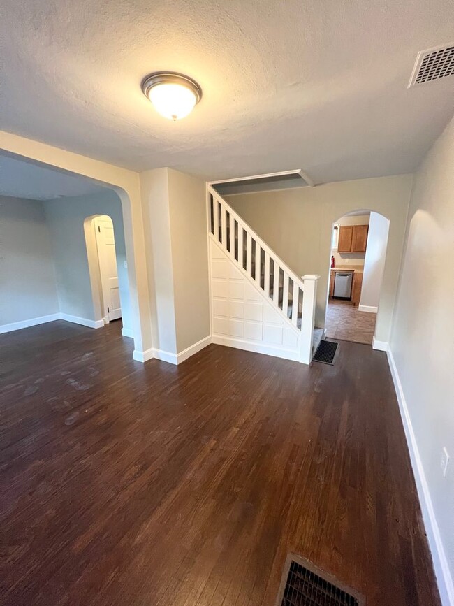 Building Photo - Newly Renovated 3 Bedroom, 1 Bathroom in M...