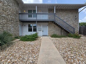 Building Photo - 2504 Manor Cir