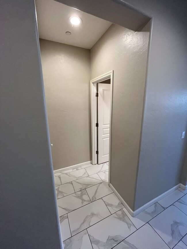 Building Photo - Immaculate 4 bedroom Hanford home availabl...