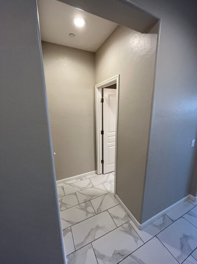 Foto del edificio - Immaculate 4 bedroom Hanford home availabl...