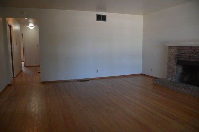 Building Photo - Spacious newly updated Pittsburg 3/1.5 home