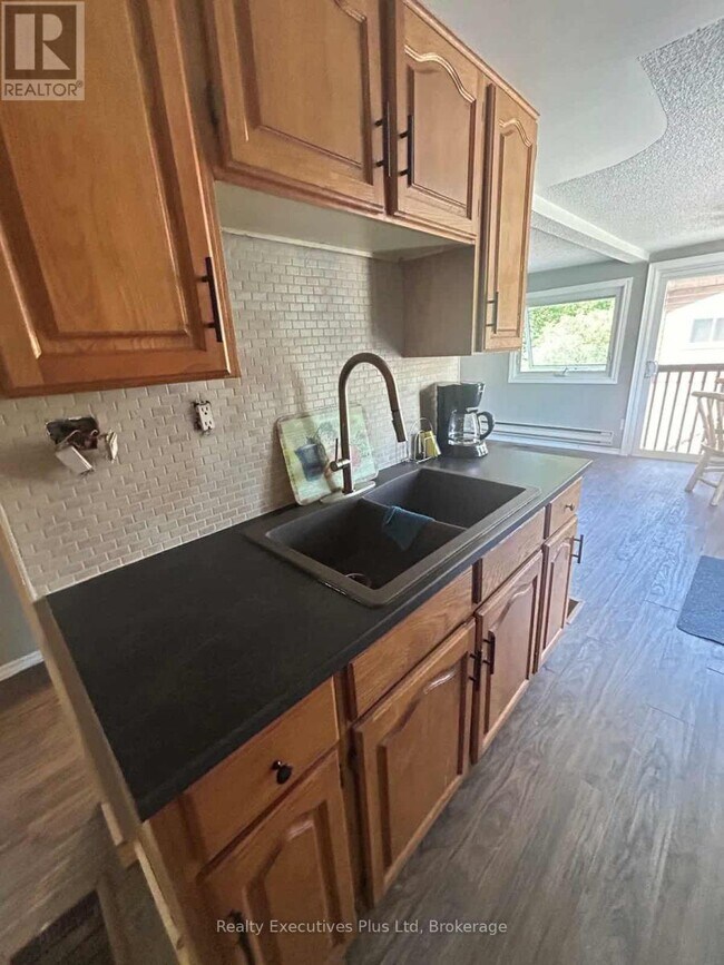 Building Photo - 362-362 Balm Beach Rd W
