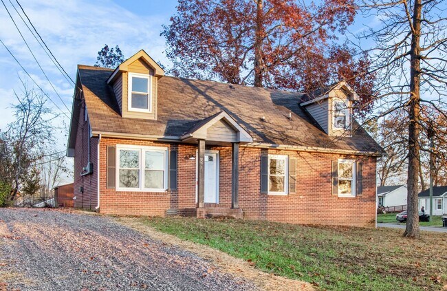 Foto del edificio - 4 Bedroom Pet Friendly Home For Rent On a Large Corner Lot!