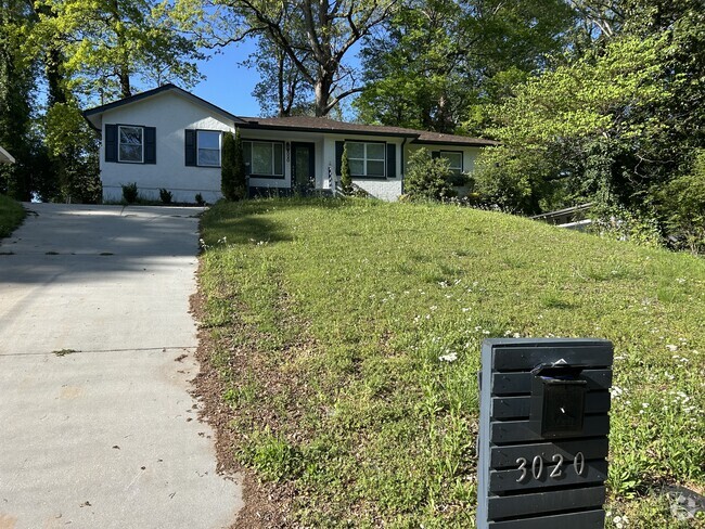 Building Photo - 3020 Pasadena Dr