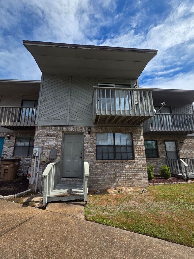 Foto principal - Conveniently Located Townhome w/Easy Acces...