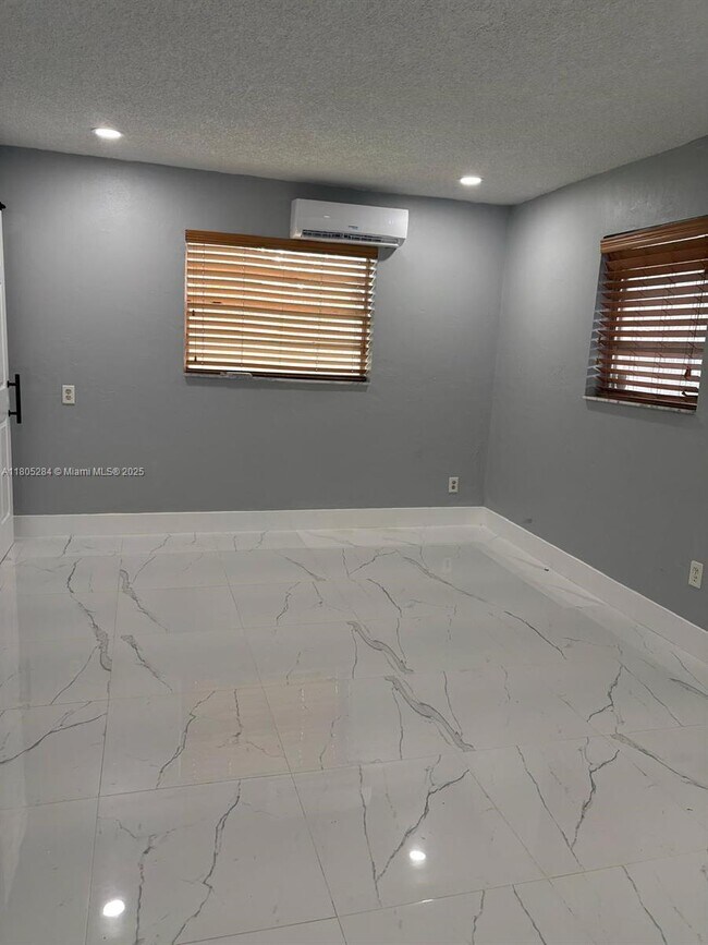 Foto del edificio - 1940 NW 184th St