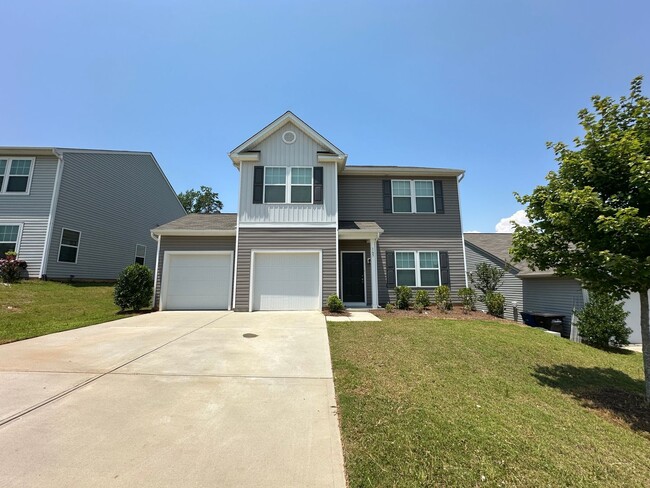 Building Photo - Spacious Home