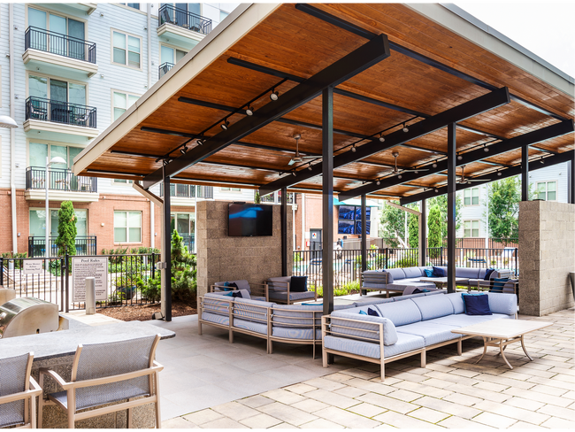 Outdoor Grilling Area and Outdoor Lounge - 605 West End