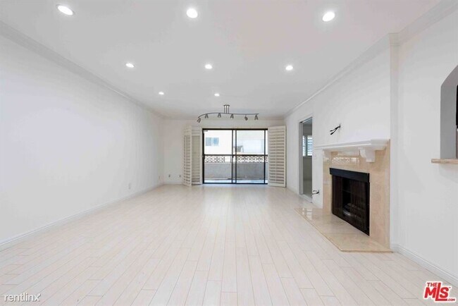 Building Photo - 2 br, 2 bath Condo - 14600 Dickens St Unit...