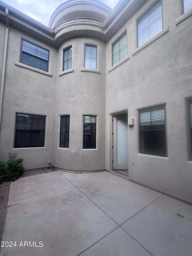 Foto del edificio - 10055 N 142nd St