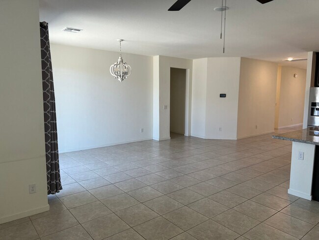 Building Photo - 4 Bed 2 Bath home in Marbella Community in...