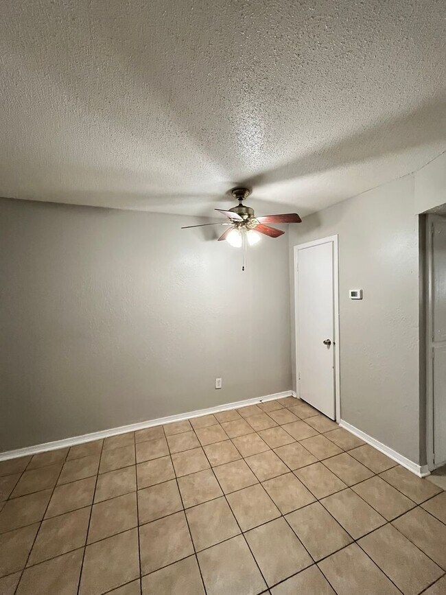 Building Photo - 1 Bed 1 Bath Downstairs Unit