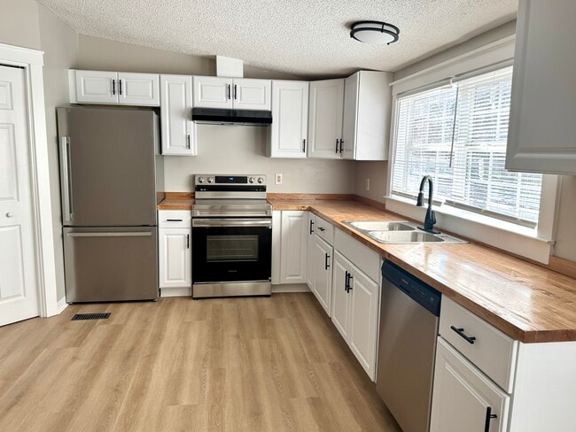 Building Photo - 525 Horsefly Rd