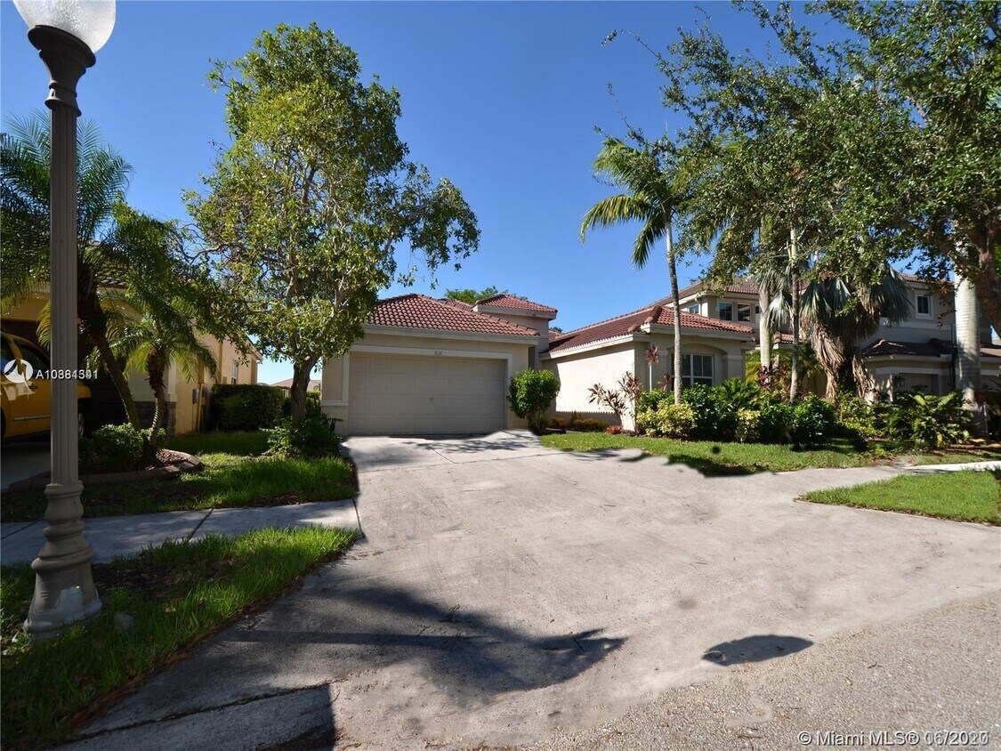 Building Photo - 1637 Royal Grove Way