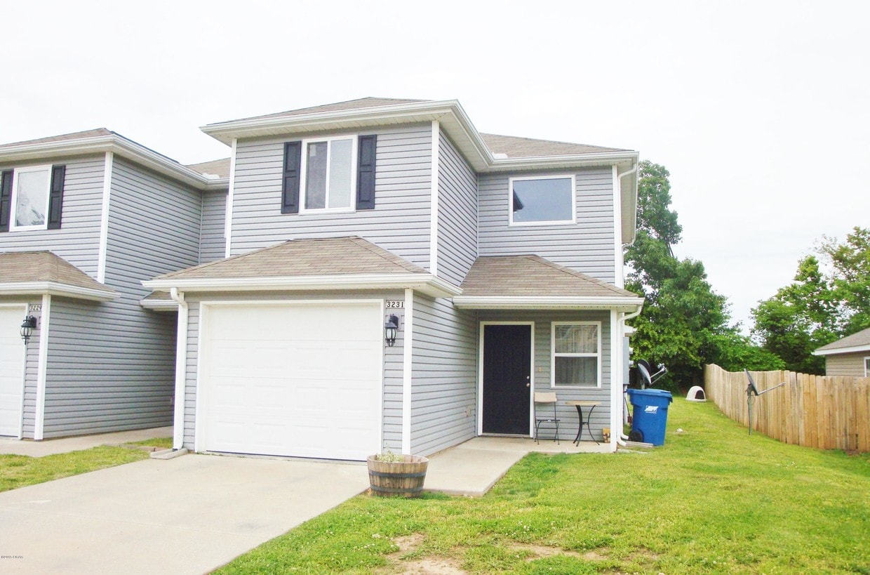 Primary Photo - 3231 S Kenser Ct