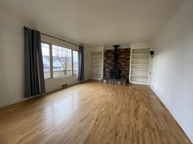 Building Photo - Charming 3-Bed, 2-Bath Gem with Fully Fenced Yard in Lynden