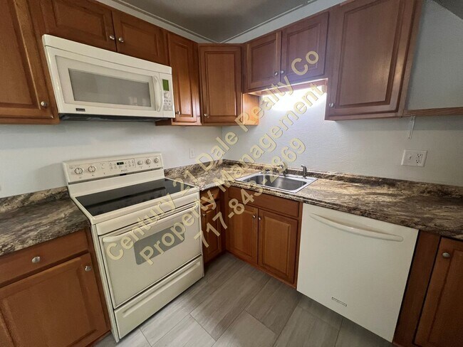 Foto del edificio - 3 Bedroom, 1 Bath Home in Spring Grove School District with Brand new LVP Flooring