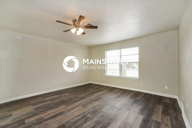 Building Photo - 3 Bedroom Pet-Friendly Home in Oklahoma City, OK with Main Street Renewal