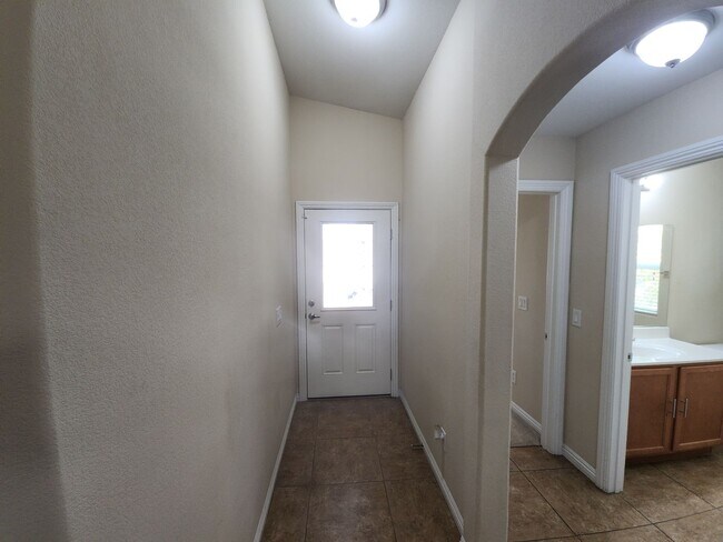 Building Photo - Single Story Home in Beautiful Gated Commu...