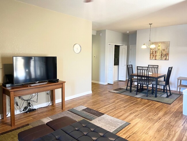 Building Photo - Beautiful 2 Bed 2 Bath Condo Near Centerra!