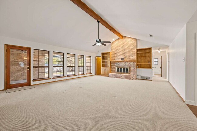 Foto del edificio - "Inviting 3-Bed Oasis with Fireplace in the Heart of Grapevine – 2,238 Sq Ft of Comfort!"