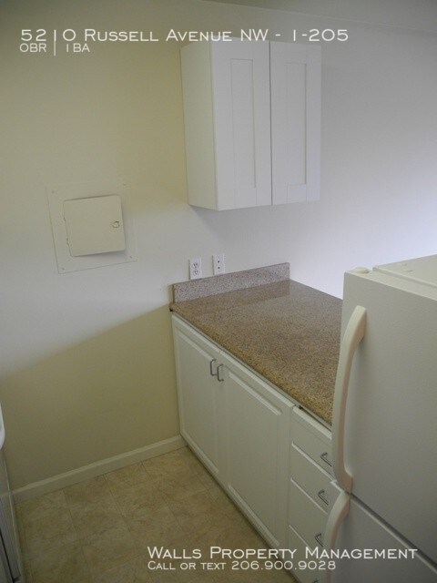 Building Photo - Spacious studio with new laminate flooring