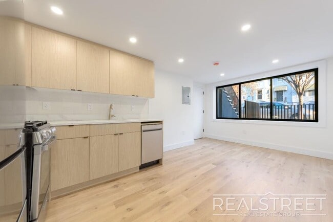 Building Photo - Newly Renovated 2 Bedroom in Bushwick