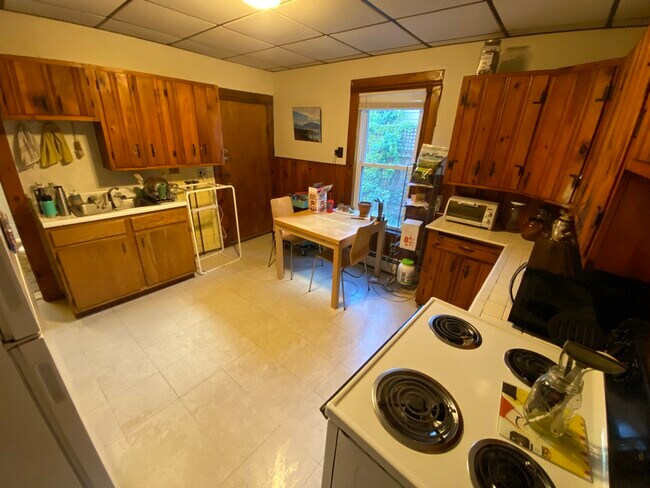 Building Photo - 27 Howe St