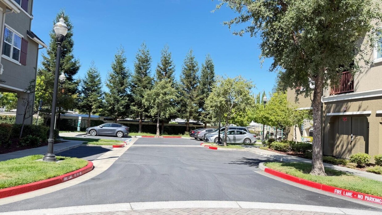 Building Photo - 1327 Westbury Dr
