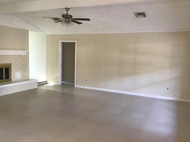 Building Photo - 1215 Ashwood Dr