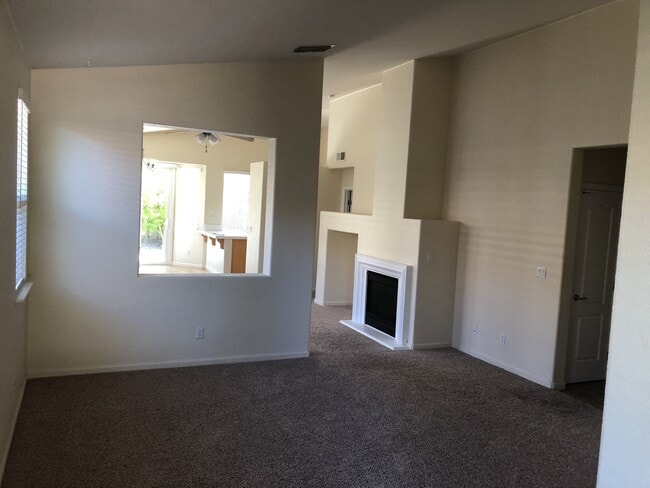 Foto del edificio - Highly Desired 4 Bedroom Empire Ranch Home!