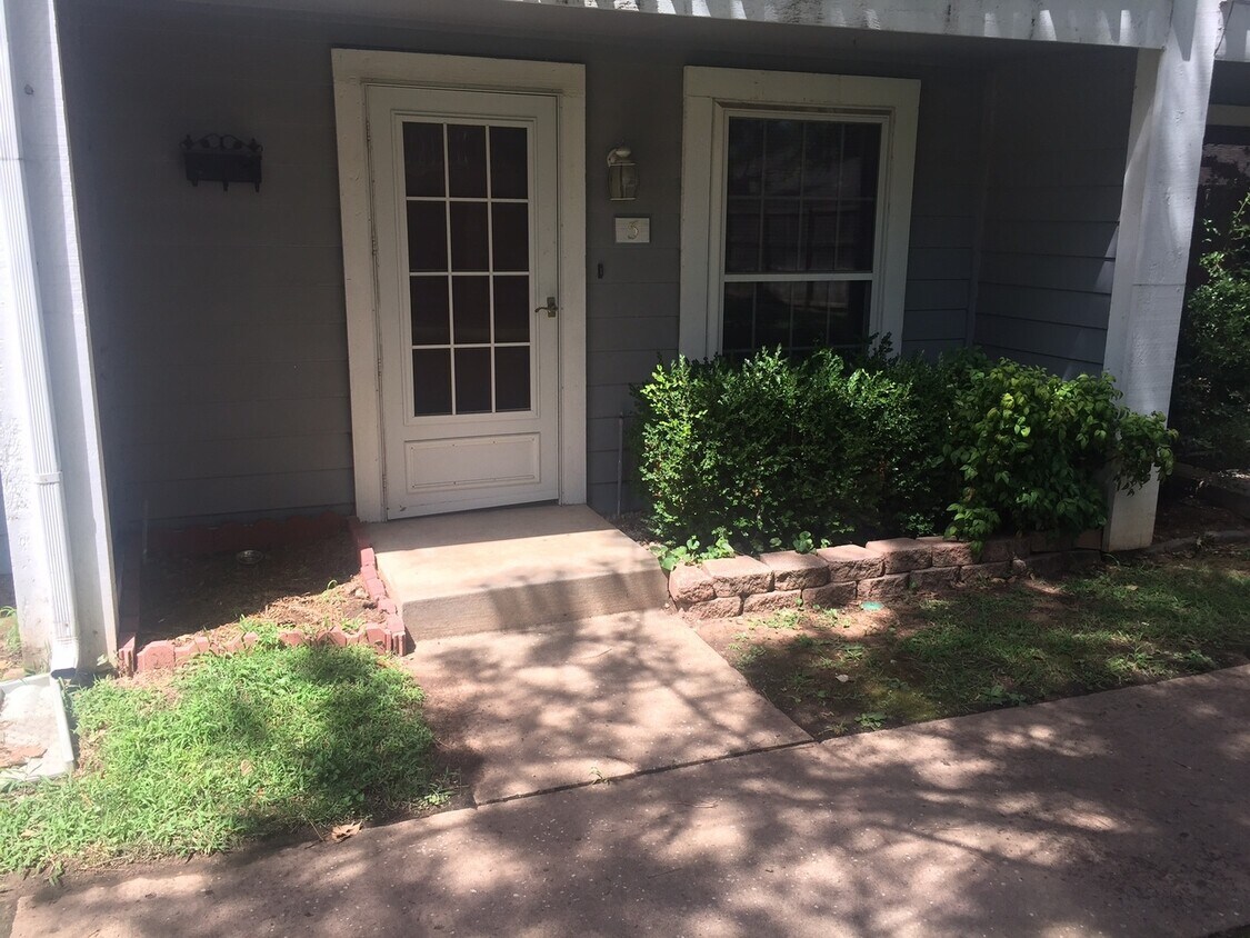 Primary Photo - Darling 1 Bed, 1.5 Bath Townhouse with sma...