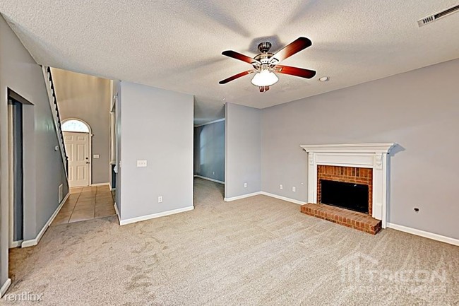 Building Photo - 240 Longwood Dr