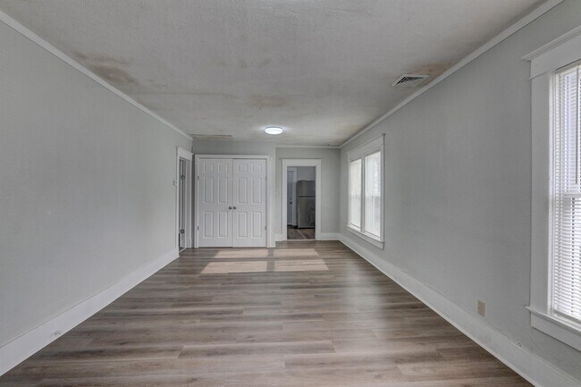 Building Photo - 2125 Annie Baxter Ave