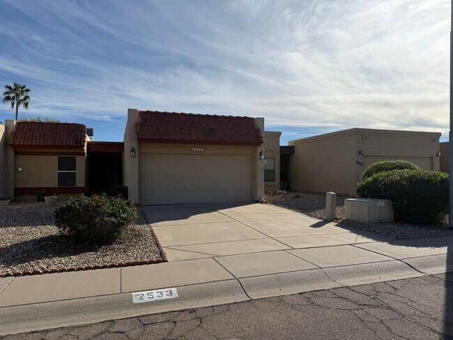 Building Photo - Updated Patio Home in North Phoenix