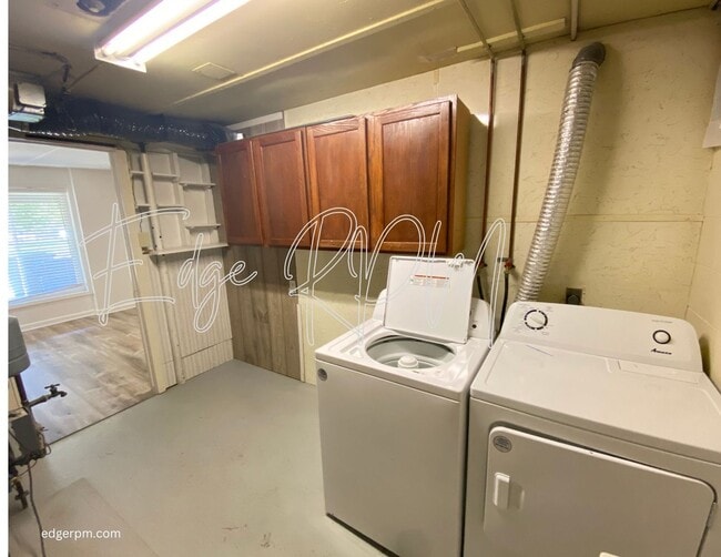 Building Photo - For Rent: Updated 2 Bedroom, 1.5 Bath Town...