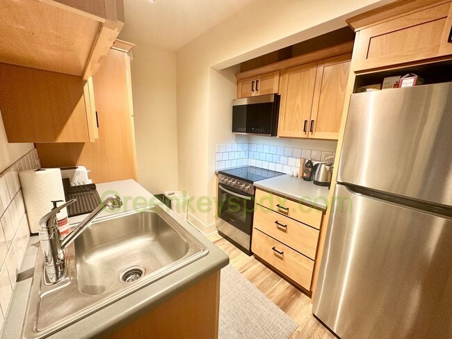Building Photo - Cute Fully Furnished 1-Bedroom Unit in a T...