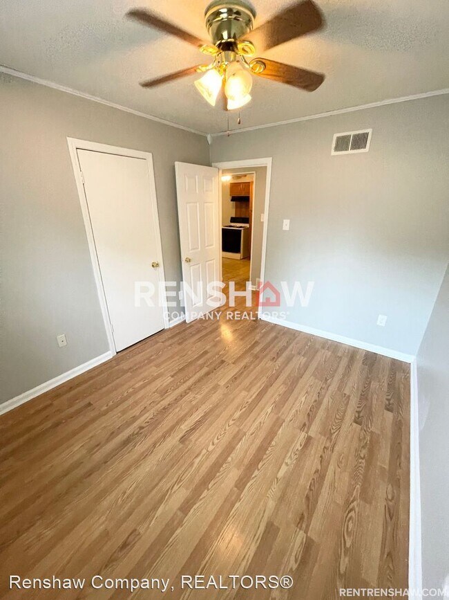 Building Photo - 3 br, 1 bath House - 494 S. Main St