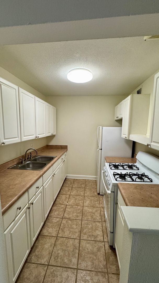 Building Photo - Great location! - FREE PARKING - Walk To Shands and VA