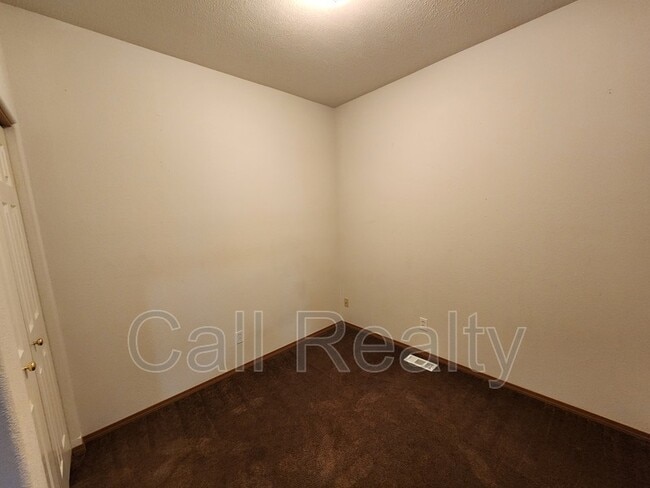 Building Photo - 827 S Russell St