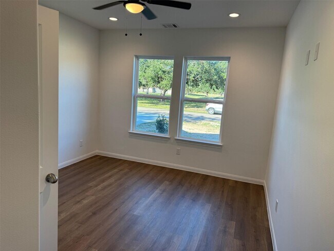 Foto del edificio - 6405 Carver Ave