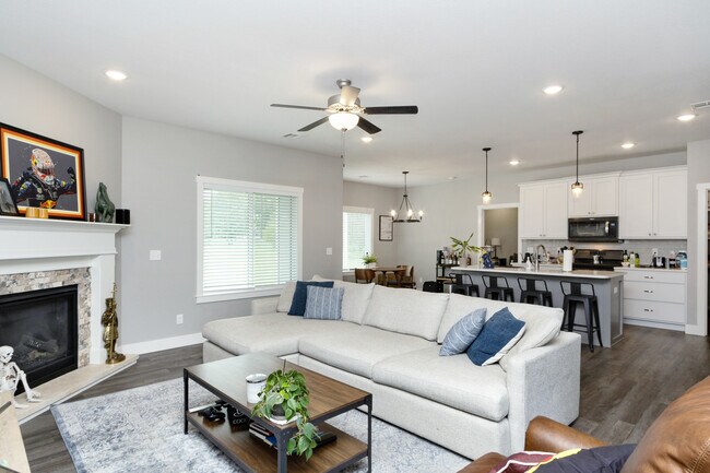 Building Photo - 915 Fairman Dr