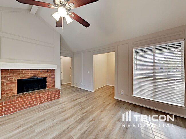Foto del edificio - 335 Pin Oak Ln