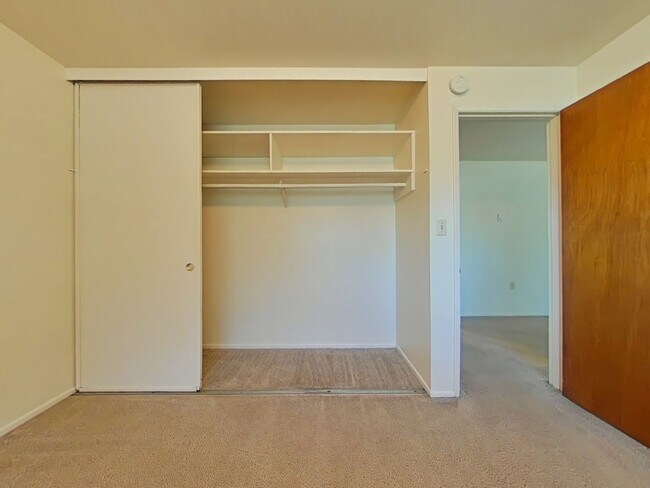 Building Photo - 2 Bedroom Apartment ~ Close to Campus ~ Sm...