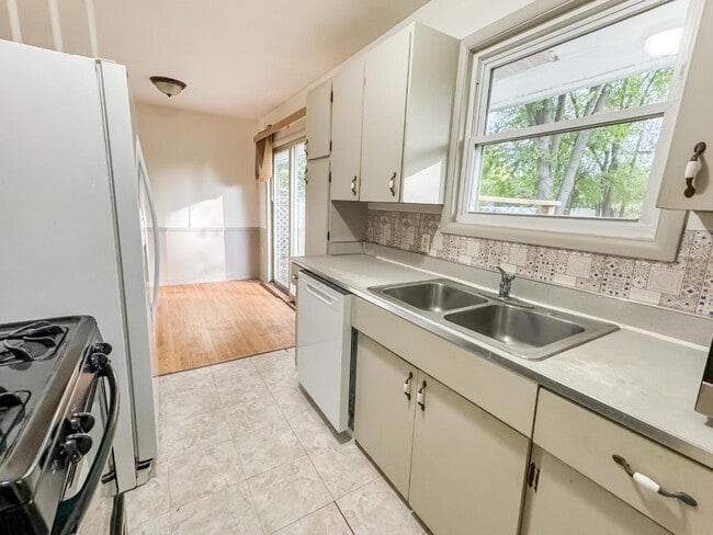 Building Photo - 4204 Northgate Dr NE