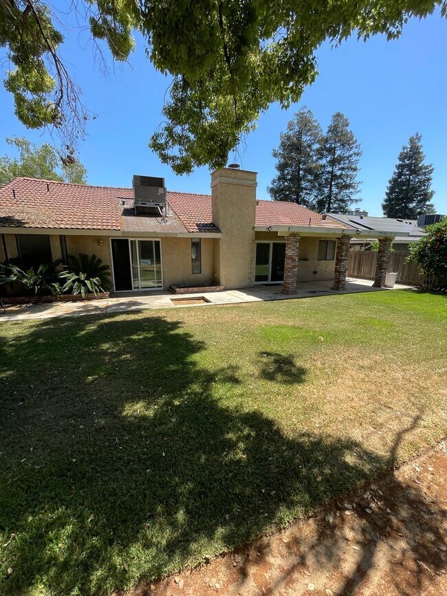 Building Photo - 3 Bedroom / 2 Bathroom for Rent $2,500