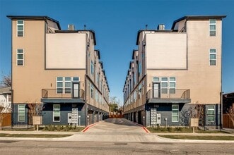 Building Photo - 723 W 10th St