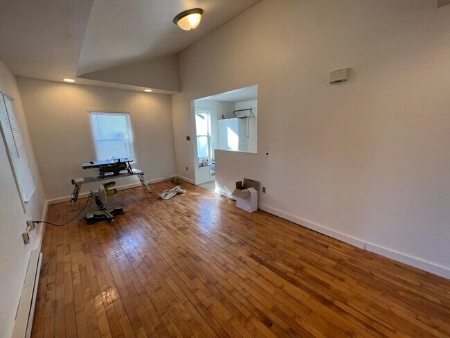 Building Photo - 1213 N Gillett St
