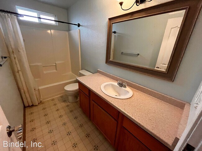 Building Photo - 2 br, 1.5 bath House - 2945 Rainbow LN