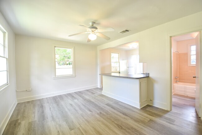 Foto del edificio - 7619 Hurst St